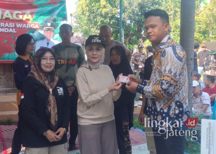 Bupati Kendal Dyah Kartika Permanasari (tengah) memberikan bantuan kepada masyarakat dalam kegiatan Bersatu Siaga pada Jumat, 9 Mei 2025. (Unggul Priambodo/Lingkarjateng.id)