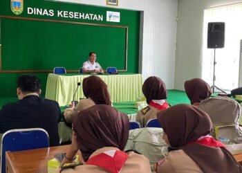 Kabid Kesehatan Masyarakat Dinas Kesehatan Kudus, Nuryanto, saat melepas peserta Karang Pamitran di Aula Dinas Kesehatan Kudus, Jumat, 16 Mei 2025. (Fahtur Rohman/Lingkarjateng.id)