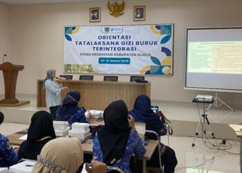 GELAR PELATIHAN: Perwakilan RSU Kartini Jepara, dr. Nasichatun Nisa menyampaikan materi Orientasi Tata Laksana Gizi Buruk Terintegrasi di Gedung Persatuan Perawat Nasional Indonesia) PPNI Kudus, Rabu, 21 Mei 2025. (Fahtur Rohman/Lingkarjateng.id)