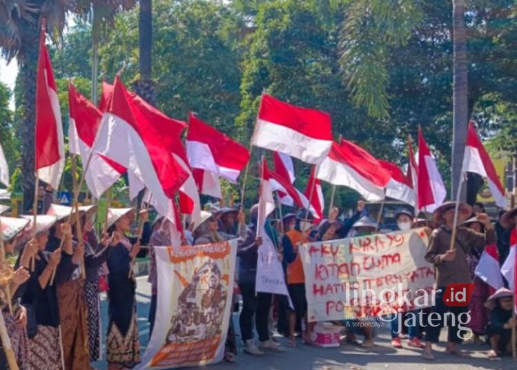 Warga Sukolilo menggelar aksi demonstrasi di depan Mapolresta Pati pada Senin, 5 Mei 2025. (Dok. Lingkarjateng.id)