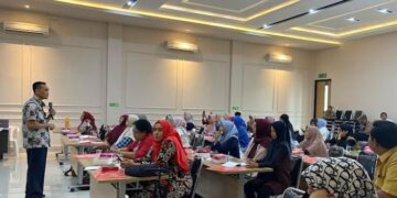 MENGIKUTI PELATIHAN: Suasana pelatihan keamanan pangan di Gedung PPNI Kudus pada Selasa, 6 Mei 2025. (Fahtur Rohman/Lingkarjateng.id)