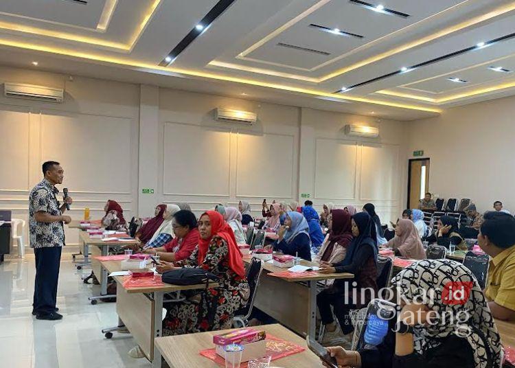 MENGIKUTI PELATIHAN: Suasana pelatihan keamanan pangan di Gedung PPNI Kudus pada Selasa, 6 Mei 2025. (Fahtur Rohman/Lingkarjateng.id)
