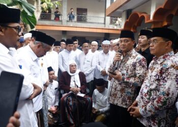 Gubernur Jawa Tengah, Ahmad Luthfi, saat memberikan sambutan di rumah duka Kompleks Pondok Pesantren Al Wahdah, Kecamatan Lasem, Kabupaten Rembang, pada Kamis, 8 Mei 2025. (Dok. Pemprov Jateng/Lingkarjateng.id)