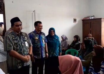 Gubernur Jawa Tengah Ahmad Luthfi bersama wakilnya, Taj Yasin, meninjau pelaksanaan program Speling di Desa Kedungwinong, Kecamatan, Sukolilo, Kabupaten Pati, pada Selasa, 27 Mei 2025. (Mutia Parasti/Lingkarjateng.id)