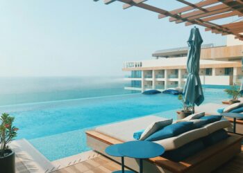 Ilustrasi: Hotel di tepi pantai. (Unsplash-Yuliya Pankevich/Lingkarjateng.id)