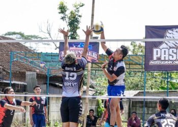 BERTANDING: Suasana permainan pada Turnamen Bola Voli Mandala Taruna Cup 1, di Lapangan Pascal, RW 1 Cabean, Kelurahan Mangunsari, Kecamatan Sidomukti Salatiga pada Minggu, 4 Mei 2025. (Prokompim Setda Salatiga/Lingkarjateng.id)