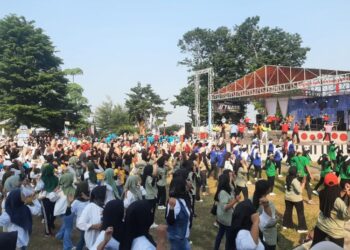 SENAM: Ribuan buruh Jepara saat senam sehat di Hari Buruh Dunia di Lapangan Pantai Kartini, Kabupaten Jepara, Kamis, 1 Mei 2025. (Tomi Budianto/Lingkarjateng.id)