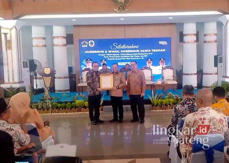Kata-Kata Mutiara Bupati Sudewo Dapat Sertifikat HKI 25 SIMBOLIS: Bupati Pati Sudewo menerima sertifikat Hak Kekayaan Intelektual dari Kementerian Hukum Direktorat Jendral Hak Kekayaan Intelektual (Ditjen HKI) di pendopo Kabupaten Pati, Selasa, 27 Mei 2025. (Arif Febriyanto/Lingkarjateng.id)