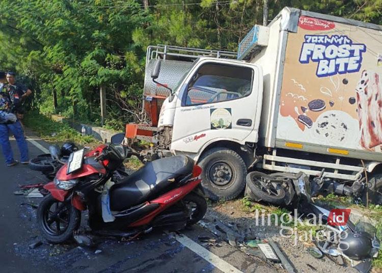 Sejumlah motor dan truk yang terlibat kecelakaan di Jalan Lingkar Selatan (JLS) Salatiga rusak parah, Sabtu, 31 Mei 2025. (Dok.Polres Salatiga/Lingkarjateng.id)