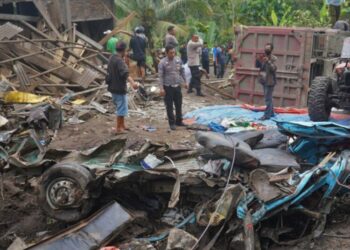 Petugas kepolisian dan warga saat melihat kondisi truk dan angkot yang terlibat kecelakaan di Jalan Magelang-Purworejo, Desa Kalijambe, Kecamatan Bener, Kabupaten Purworejo, Jawa Tengah, pada Rabu, 7 Mei 2025. (ANTARA/Lingkarjateng.id)