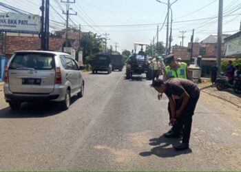 Pihak kepolisian saat melakukan olah TKP insiden kecelakaan di Jalan Pati-Tayu tepatnya di Desa/Kecamatan Wedarijaksa, Kabupaten Pati, pada Selasa, 6 Mei 2025. (Setyo Nugroho/Lingkarjateng.id)