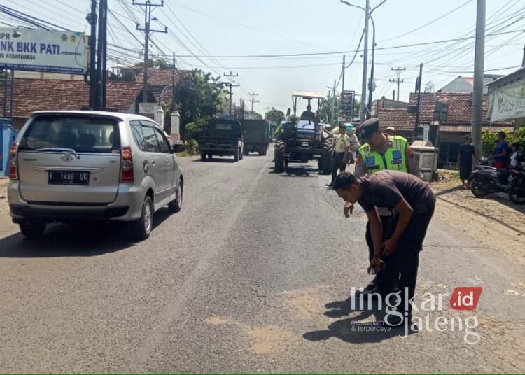 Satu Keluarga Kecelakaan di Wedarijaksa Pati, Balita Meninggal 25 Pihak kepolisian saat melakukan olah TKP insiden kecelakaan di Jalan Pati-Tayu tepatnya di Desa/Kecamatan Wedarijaksa, Kabupaten Pati, pada Selasa, 6 Mei 2025. (Setyo Nugroho/Lingkarjateng.id)