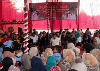 Bupati Kendal, Dyah Kartika Permanasari dan Wakil Bupati Kendal, Benny Karnadi saat menanggapi aspirasi dari warga Desa Selo.(Arvian Maulana/Lingkarjateng.id)