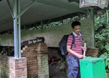BERWISATA: Seorang wisatawan saat mengunjungi Kawasan Wisata Rejenu di Desa Japan, Kecamatan Dawe, Kabupaten Kudus. (Nisa Hafizhotus. S/Lingkarjateng.id)