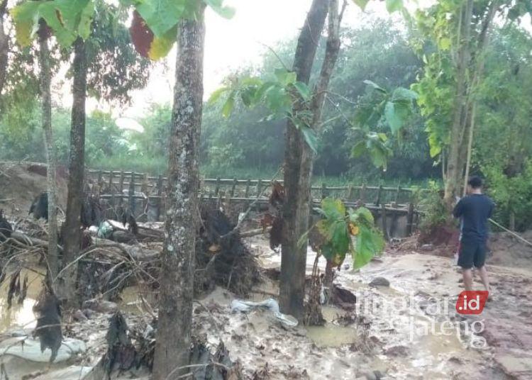 BERLUMPUR: Kondisi sekitar Jalan Tambakromo—Gabus yang sempat terendam banjir akibat luapan Sungai Godo pada Sabtu, 10 Mei 2025. (Humas Pemerintah Kecamatan Tambakromo/Lingkarjateng.id)