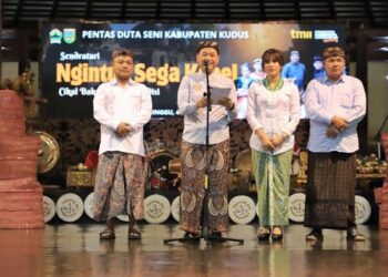 Bupati Kudus Sam’ani Intakoris, Wakil Bupati Kudus Bellinda Putri Sabrina Birton, Ketua DPRD Kabupaten Kudus Masan dan Dandim 0722/Kudus, Letkol Inf. Hermawan Setya Budi saat ikut hadir pada penampilan sendratari Ngintun Sega Kepel di ajang Pentas Duta Seni Kabupaten se-kabupaten/kota Jawa Tengah 2025, TMII Jakarta, Minggu, 4 Mei 2025. (Dok. for Lingkarjateng.id)
