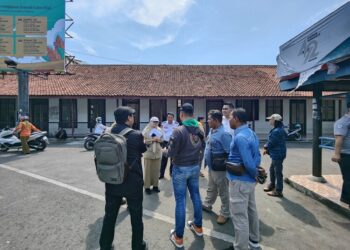 Tim BPPKAD Kudus saat meninjau langsung lokasi lahan parkir di dekat Alun-Alun Simpang 7 Kudus yang akan dilelang, Senin, 19 Mei 2025. (Mohammad Fahtur Rohman/Lingkarjateng.id)