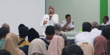 Wakil Wali Kota Pekalongan, Balgis Diab, menyampaikan arahan saat rapat koordinasi darurat sampah di Aula Dinas Lingkungan Hidup, Rabu, 21 Mei 2025. (Fahri Alakbar/Lingkarjateng.id)