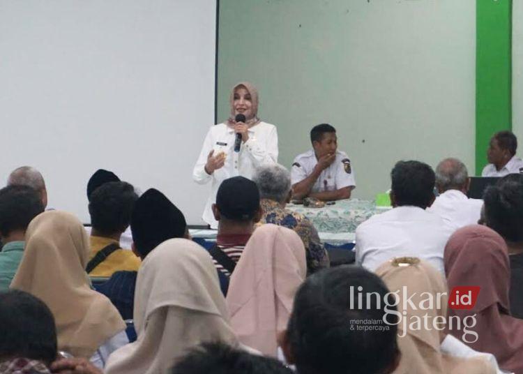 Wakil Wali Kota Pekalongan, Balgis Diab, menyampaikan arahan saat rapat koordinasi darurat sampah di Aula Dinas Lingkungan Hidup, Rabu, 21 Mei 2025. (Fahri Alakbar/Lingkarjateng.id)