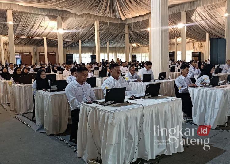 Seleksi PPPK 2025 Jepara Diikuti 2.382 Peserta, Dominan Tenaga Teknis 25 Para peserta saat mengikuti seleksi kompetensi Pegawai Pemerintah dengan Perjanjian Kerja (PPPK) Kabupaten Jepara Tahap II tahun anggaran 2024. (Dok. for Lingkarjateng.id)