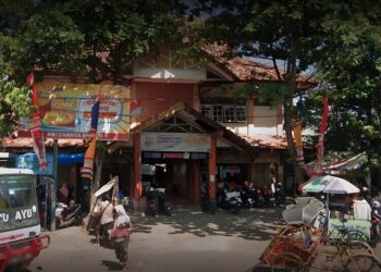Tampak depan bangunan Pasar Kota Rembang di Desa Sumberejo, Kecamatan/Kabupaten Rembang. (Dok. Lingkarjateng.id)