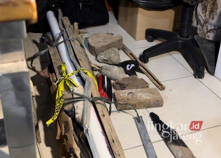 Pelaku Tawuran Antar Pelajar SMK di Pati Terancam 15 Tahun Penjara dan Denda Rp 3 Miliar 25 Barang bukti kasus pengeroyokan siswa SMKN 2 Pati diamankan polisi pada Jumat malam, 9 Mei 2025. (Setyo Nugroho/Lingkarjateng.id)