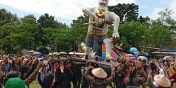Warga Desa Limbangan Pekalongan antusias mengikuti kirab budaya dan pawai gunungan dalam rangka Sedekah Bumi 2025, sebagai bentuk syukur atas hasil panen dan pelestarian budaya lokal. (Fahri Akbar/Lingkarjateng.id)
