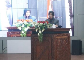 Pemkot Pekalongan Mengajukan 3 Raperda Prioritas Tahun 2025 28 Wakil Wali Kota Pekalongan Balgis Diab menyampaikan pengantar tiga raperda strategis dalam Rapat Paripurna DPRD Kota Pekalongan, Senin, 19 Mei 2025. (Fahri Akbar/Lingkarjateng.id)