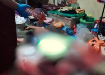 Pihak kepolisian saat melakukan olah TKP penemuan jenazah pemuda yang tewas di kamar kos di kawasan Gedung Batu, Kecamatan Semarang Barata, Kota Semarang, pada Sabtu, 3 Mei 2025. (Dok. Polrestabes Semarang/Lingkarjateng.id)