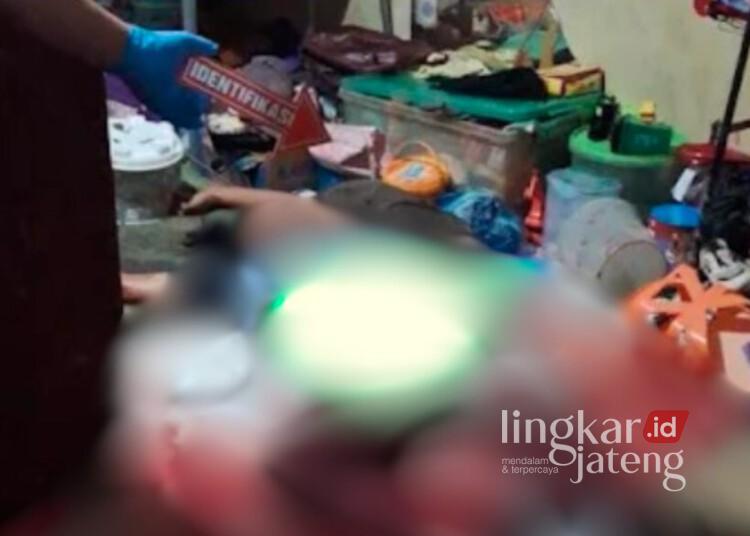 Pihak kepolisian saat melakukan olah TKP penemuan jenazah pemuda yang tewas di kamar kos di kawasan Gedung Batu, Kecamatan Semarang Barata, Kota Semarang, pada Sabtu, 3 Mei 2025. (Dok. Polrestabes Semarang/Lingkarjateng.id)