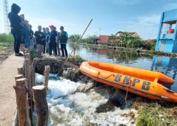 Wali Kota Pekalongan, Achmad Afzan Arslan Djunaid, meninjau langsung lokasi tanggul jebol Sungai Bremi di kawasan Pabean, Kamis, 29 Mei 2025. (Fahri Alakbar/Lingkarjateng.id)