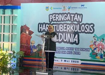 Kepala Dinas Kesehatan Kabupaten Kudus, Andini Aridewi, saat menyampaikan arahan pada kegiatan peringatan Hari Tuberkulosis di Pabrik Rokok Nojorono Brak Garung, Rabu, 7 Mei 2025. (Fahtur Rohman/Lingkarjateng.id)