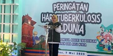 Kepala Dinas Kesehatan Kabupaten Kudus, Andini Aridewi, saat menyampaikan arahan pada kegiatan peringatan Hari Tuberkulosis di Pabrik Rokok Nojorono Brak Garung, Rabu, 7 Mei 2025. (Fahtur Rohman/Lingkarjateng.id)