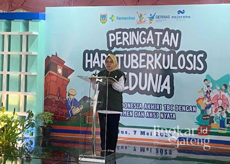 Kepala Dinas Kesehatan Kabupaten Kudus, Andini Aridewi, saat menyampaikan arahan pada kegiatan peringatan Hari Tuberkulosis di Pabrik Rokok Nojorono Brak Garung, Rabu, 7 Mei 2025. (Fahtur Rohman/Lingkarjateng.id)