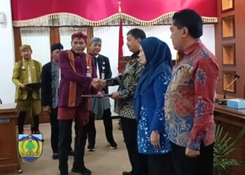 SIMBOLIS: Penjabat Sekretaris Daerah Jepara, Ary Bachtiar, menyerahkan Surat Keputusan Pensiun kepada Pegawai Negeri Sipil Pemerintah Kabupaten Jepara di Ruang Rapat Sosrokartono, pada Jumat, 2 Mei 2025. (Tomi Budianto/Lingkarjateng.id)