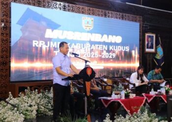 Bupati Kudus, Sam’ani Intakoris, dalam Musrenbang RPJMD Kabupaten Kudus tahun 2025-2029 di Pendopo Kabupaten Kudus, Senin, 5 Mei 2025 malam. (Nisa Hafizhotus. S/Lingkarjateng.id)