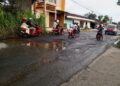 ILUSTRASI: Pengendara motor dan mobil menurunkan kecepatan saat melewati jalan rusak penghubung Kabupaten Pati—Rembang di Desa Tambahmulyo, Kecamatan Jakenan, Kabupaten Pati pada Rabu, 7 Mei 2025. (Setyo Nugroho/Lingkarjateng.id)