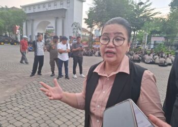 Wali Kota Semarang Agustina Wilujeng Pramestuti saat diwawancarai awak media di Balaikota Semarang, Kamis, 1 Mei 2025. (Syahril Muadz/Lingkarjateng.id)