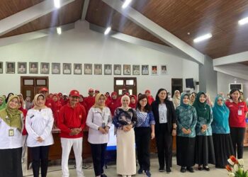 Seminar Hari Lansia di Kudus: Dorong Lansia Sehat, Mandiri, dan Bahagia 25 FOTO BERSAMA: Kepala Dinkes Kudus, Andini Aridewi (keempat kiri), bersama Ketua TP PKK Kudus, Endhah Endayani Sam’ani Intakoris (kelima kiri) dan peserta seminar Hari Lanjut Usia di Gedung Sekda Kudus pada Rabu, 28 Mei 2025. (Fahtur Rohman/Lingkarjateng.id)
