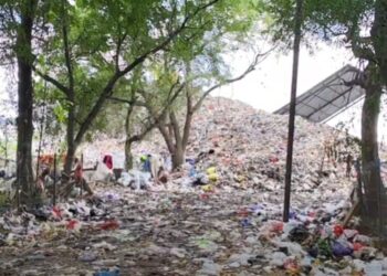 Kondisi tumpukan sampah di TPA Landoh, Kecamatan Sulang, Kabupaten Rembang. (Vicky Rio/Lingkarjateng.id)