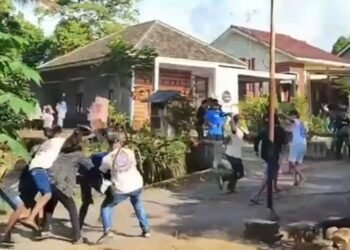 Pemuda di Desa Payak, Kecamatan Cluwak, Kabupaten Pati, terlibat tawuran pada Minggu, 4 Mei 2025. (Tangkapan layar Facebook Shaty Pati/Lingkarjateng.id)