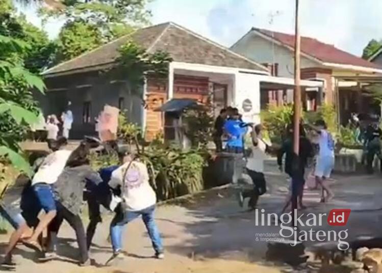 Pemuda di Desa Payak, Kecamatan Cluwak, Kabupaten Pati, terlibat tawuran pada Minggu, 4 Mei 2025. (Tangkapan layar Facebook Shaty Pati/Lingkarjateng.id)