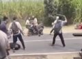 Pelajar dua SMK terlibat tawuran di Jalan Raya Pati-Gembong tepatnya di Desa Muktiharjo, Kecamatan/Kabupaten Pati, pada Jumat, 9 Mei 2025. (Tangkapan layar Facebook Bayu Ahdi Wijaya/Lingkarjateng.id)