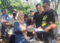 Murdoko menerima penjelasan dari warga soal revitalisasi RTH Langenharjo. (Unggul P/Lingkarjateng.id)