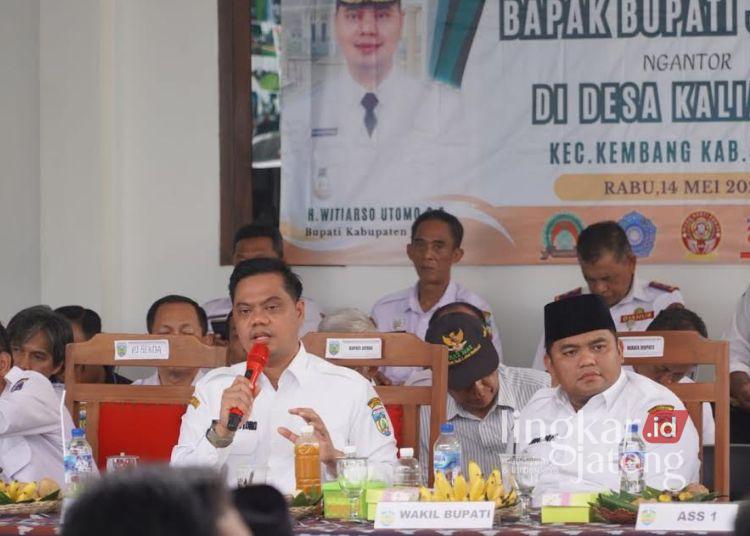 Bupati Ngantor di Desa, Wiwit Borong Produk UMKM di Desa Kaliaman Jepara 25 Bupati Jepara Witiarso Utomo saat ngantor di Desa Kaliaman, Kecamatan Kembang, Kabupaten Jepara, Rabu (14/5). (Tomi Budianto/Lingkarjateng.id)