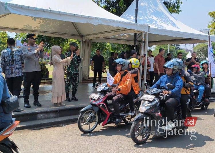 Peringati Hari Buruh Internasional, Pemkab Kendal Gelar Cek Kesehatan Gratis dan Sarasehan 25 Bupati Kendal, Dyah Kartika Permanasari didampingi Kapolres dan Dandim Kodim 0715/Kendal saat melepas sejumlah buruh yang akan merayakan Hari Buruh di Semarang. (Arvian Maulana/Lingkarjateng.id)