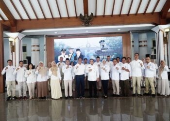 Bupati Pati Sudewo foto bersama jajaran pengurus IKA Undip DPC Pati di Pendopo Kabupaten Pati, Jumat (4/5). (Setyo Nugroho/Beritajateng.id)