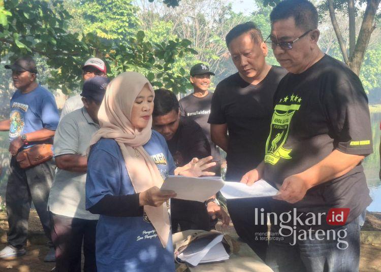Murdoko menerima penjelasan dari warga soal revitalisasi RTH Langenharjo. (Unggul P/Lingkarjateng.id)