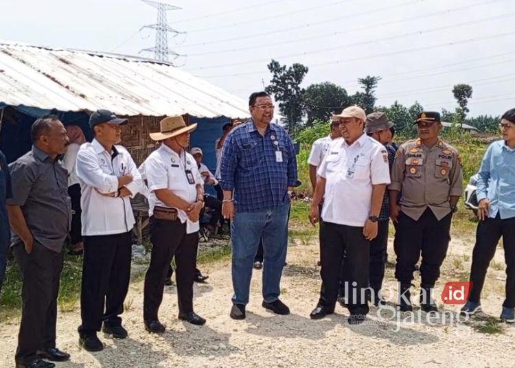 SIDAK: Jajaran Komisi C DPRD Pati dan dinas terkait sidak di lokasi tambang galian c, Kecamatan Sukolilo, Kabupaten Pati pada Rabu, 30 April 2025. (Setyo Nugroho/Lingkarjateng.id)