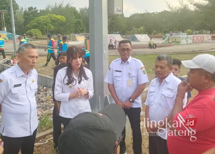 Wakil Bupati Kudus, Bellinda Birton, saat meninjau kondisi sampah di Balai Jagong pada Rabu, 7 Mei 2025. (Mohammad Fahtur Rohman/Lingkarjateng.id)